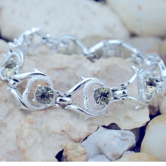 Sarah Coventry “Cool Surrender”Bracelet Silver-tone With Smokey Grey Rhinestones - Picture 13 of 13